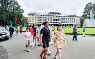 Dịp 2-9: Chật kín khách du lịch đi city tour, điểm vui chơi ở TP HCM