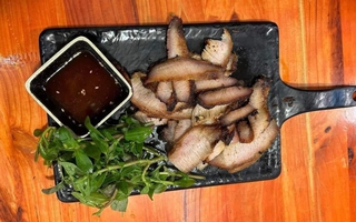 Khách du lịch bị “chặt chém” đĩa thịt lợn 495.000 đồng, đĩa cơm gà 199.000 đồng