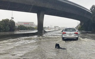 "Dòng sông trên trời" tấn công, California thành biển nước và tuyết