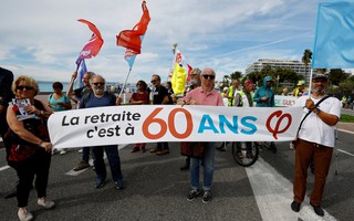 Pháp lại nóng vì tuổi hưu