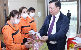 Bí thư Thành ủy Hà Nội Đinh Tiến Dũng thăm, tặng quà Tết công nhân tại Ninh Bình