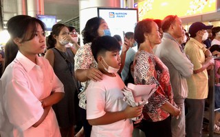 PS ảnh: Những cuộc gặp rơi nước mắt giữa sân bay Tân Sơn Nhất