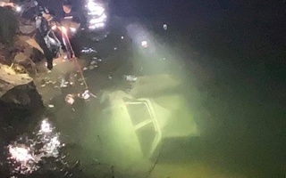 Sau khi mất liên lạc với gia đình, phát hiện ôtô cùng thi thể người đàn ông dưới sông