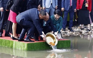 Chủ tịch nước Nguyễn Xuân Phúc và Phu nhân cùng kiều bào thả cá chép tiễn ông Táo