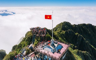 CUỘC THI ẢNH "THIÊNG LIÊNG CỜ TỔ QUỐC": Ngày xuân thắm màu cờ