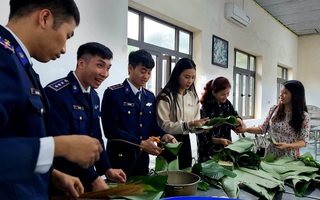 Ấm cúng bữa cơm tất niên trên tàu cảnh sát biển