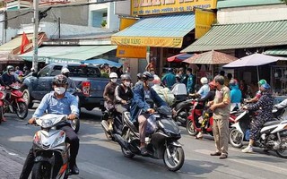 Người đàn ông lao ra từ 1 tiệm vàng ở quận 6 kèm theo tiếng tri hô của chủ tiệm