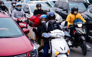 Người dân "bịt" kín mít đi xe máy về quê ăn Tết