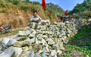 Độc đáo những "tường thành" đá trên đỉnh Sài Khao