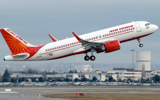 Ấn Độ xử hãng bay để “đại gia” tiểu lên người nữ hành khách
