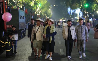Người dân đổ về trung tâm TP Hà Nội đón giao thừa, xem bắn pháo hoa