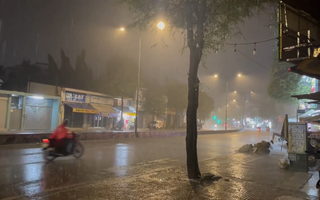Chiều tối mồng 3 Tết: mưa to bất thường, cảnh báo ngập ở TP HCM, Bình Dương