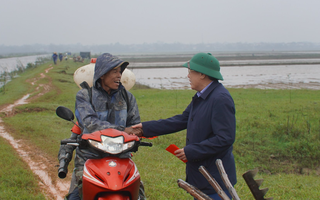 Lãnh đạo tỉnh Quảng Trị ra tận ruộng lì xì cho nông dân