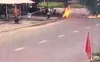 Quảng Nam: Xôn xao clip cô gái bị đánh ghen, tạt xăng đốt ngay giữa đường