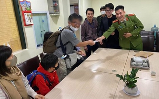 Gia đình người Nhật Bản vui vẻ nhận lại tiền bị tài xế taxi "chặt chém" tại Nội Bài