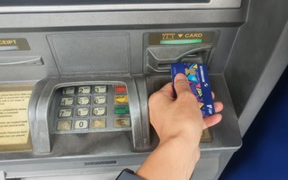 Người dân rút tiền mặt qua máy ATM giảm rất mạnh