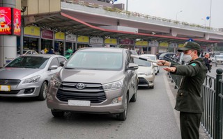 Hành khách bỏ quên 130 triệu đồng trên xe đẩy hành lý sân bay Nội Bài