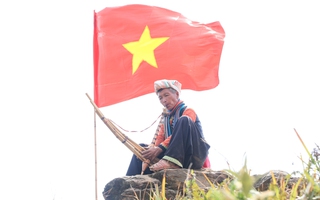 CUỘC THI ẢNH "THIÊNG LIÊNG CỜ TỔ QUỐC": Bay cao Việt Nam ơi!