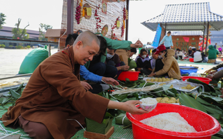 Chùa Tam Chúc gói 10.000 bánh chưng tặng người nghèo