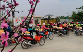 Doanh nghiệp tặng hơn 18.000 suất quà tết cho người lao động, để sẵn trên xe máy
