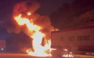 Xe container tự bốc cháy trên cao tốc La Sơn – Túy Loan