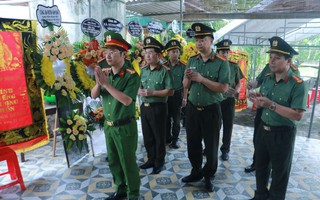 Tấn công hàng xóm, đâm tử vong công an viên