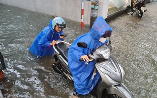 Nhiều nơi tại Đà Nẵng vừa thông cống xong…vẫn ngập nặng