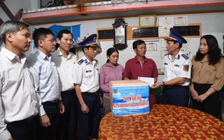 Vùng Cảnh sát biển 2 hỗ trợ gia đình ngư dân bị cháy 2 tàu cá