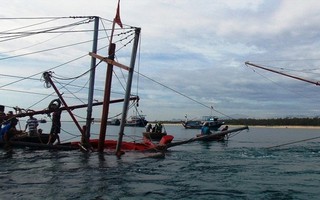 NÓNG: Tàu ngư dân Quảng Nam bị chìm, 1 người chết, 14 người mất tích