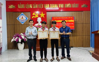 Tặng bằng khen của Chủ tịch tỉnh cho hai em học sinh lớp 7 dũng cảm cứu người