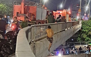 Buồn chuyện cá nhân, người đàn ông leo lên thành cầu Nguyễn Văn Cừ