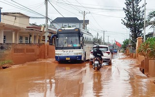 Lũ cát, bùn đỏ tràn xuống làm chia cắt đường, ngập nhà dân