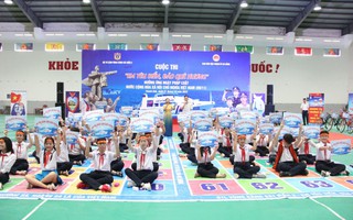 Bộ Tư lệnh Vùng Cảnh sát biển 2 trao học bổng, xe đạp cho học sinh Đà Nẵng