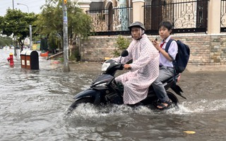 TP HCM: Mưa lớn kéo dài, nhiều tuyến đường ngập sâu