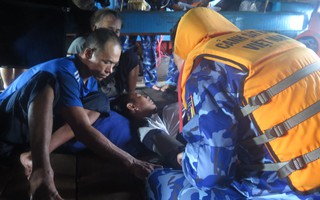 Tàu cảnh sát biển 8002 cấp cứu ngư dân bị đột quỵ trên biển