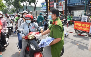 Phòng chống COVID-19: Việt Nam đi sau về trước