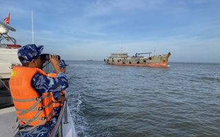 CLIP: Dẫn giải tàu chở lượng dầu “khủng” bất minh trên biển Vũng Tàu