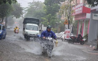 Phố biến thành "sông", nhiều tuyến đường bị tê liệt sau mưa