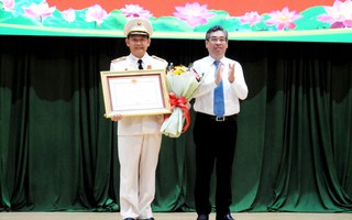 Thiếu tướng Đinh Thanh Nhàn nhận Huân chương Chiến công hạng Ba