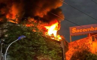 TP HCM: 4 người tháo chạy trong đám cháy lớn ở cửa hàng mỹ phẩm