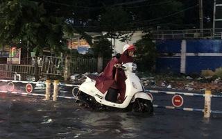 Người dân TP HCM vất vả về nhà sau trận mưa chiều