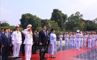 Tổng thống Mông Cổ vào Lăng viếng Chủ tịch Hồ Chí Minh