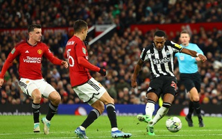 Thua tan tác Newcastle, Man United thành cựu vương League Cup