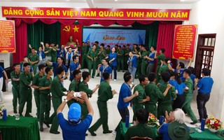 Đoàn Văn nghệ sĩ TP HCM hát cùng chiến sĩ nơi đảo xa