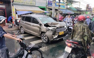 Tai nạn liên hoàn nghiêm trọng ở Thủ Đức, xe nằm la liệt