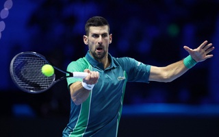 Djokovic mở màn vất vả ở ATP Finals với cú đạp gẫy 2 cây vợt
