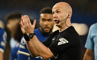 VAR và trọng tài Taylor lại bị chỉ trích sau "đại chiến" Chelsea - Man City