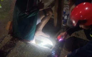 Giải cứu người đàn ông bị mắc kẹt dưới nắp cống thoát nước trong đêm khuya