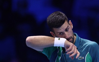 Djokovic đứt mạch bất bại trước Sinner, Tsitsipas rời giải vì chấn thương