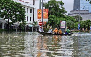 Thừa Thiên - Huế: Ghe chở 8 người vượt lũ gặp nạn, 2 mẹ con chết và mất tích